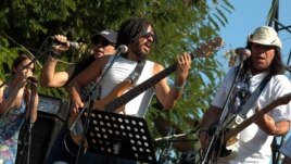 El músico cubano X Alfonso participa en un concierto en homenaje a John Lennon.