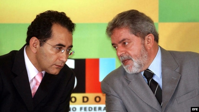El diputado Joao Paulo Cunha (izq.), hallado culpable de corrupción, en esta foto de archivo junto al entonces presidente Lula.
