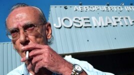 Archivo - Eloy Gutiérrez Menoyo, a su llegada al aeropuerto José Martí de La Habana, en 2003. 