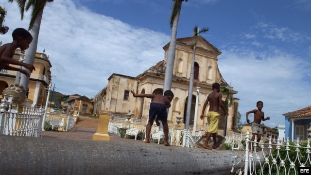 Un grupo de niños juegan en el parque de Trinidad, donde ETECSA activo una red WIFI.