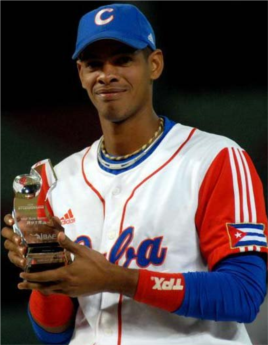 Héctor Olivera muestra el trofeo al jugador más valioso de la XVII Copa Intercontinental de Béisbol.