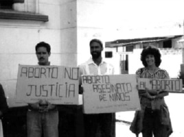 El Dr. Biscet (c) y sus compañeros de la Fundación Lawton protestan contra el aborto en enero de 1999.