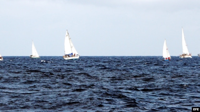 Veleros navegando por el litoral de La Habana durante la celebración de la regata por los 20 años del Club Náutico Internacional Hemingway. Archivo.