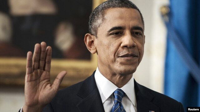 El presidente de Estados Unidos, Barack Obama, juró hoy oficialmente el cargo para un segundo mandato que concluirá en enero de 2017 en una breve ceremonia en el Salón Azul de la Casa Blanca acompañado de su mujer, Michelle, y sus dos hijas.