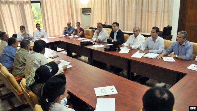 Fotografía de archivo. Los negociadores del gobierno de Colombia y de las FARC (de espaldas en la foto) dialogan en La Habana.