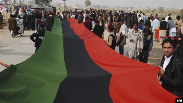 Simpatizantes del gobernante Partido Popular (PPP) portan una bandera del partido durante un acto para rendir tributo a la exprimera ministra paquistaní Benazir Bhutto con motivo de el quinto aniversario de su asesinato.