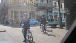 Policías en bicicleta en una foto del blog Fotos desde Cuba.                 