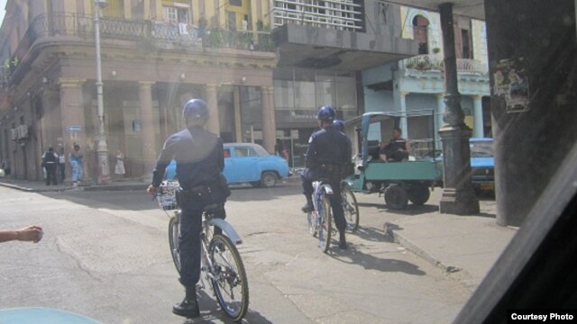 Policías en bicicleta en una foto del blog Fotos desde Cuba.                 