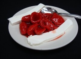 Los cascos de guayaba con queso crema partieron hacia el exilio.