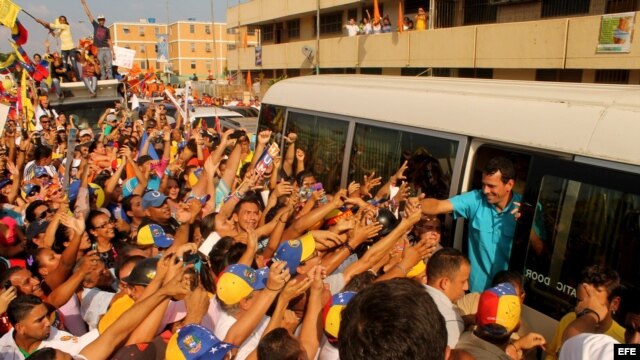Fotografía cedida por Comando Venezuela muestra al candidato presidencial Henrique Capriles Radonski (d) durante una caravana electoral.