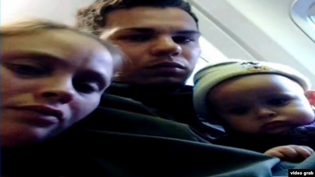 Una de las familias, en el momento en que eran deportados a Cuba. (Captura de video/Univision)