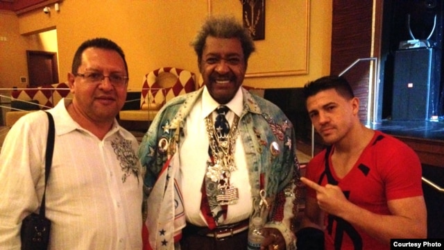 "La Cobra" Santana a la derecha, con el promotor Don King y el autor