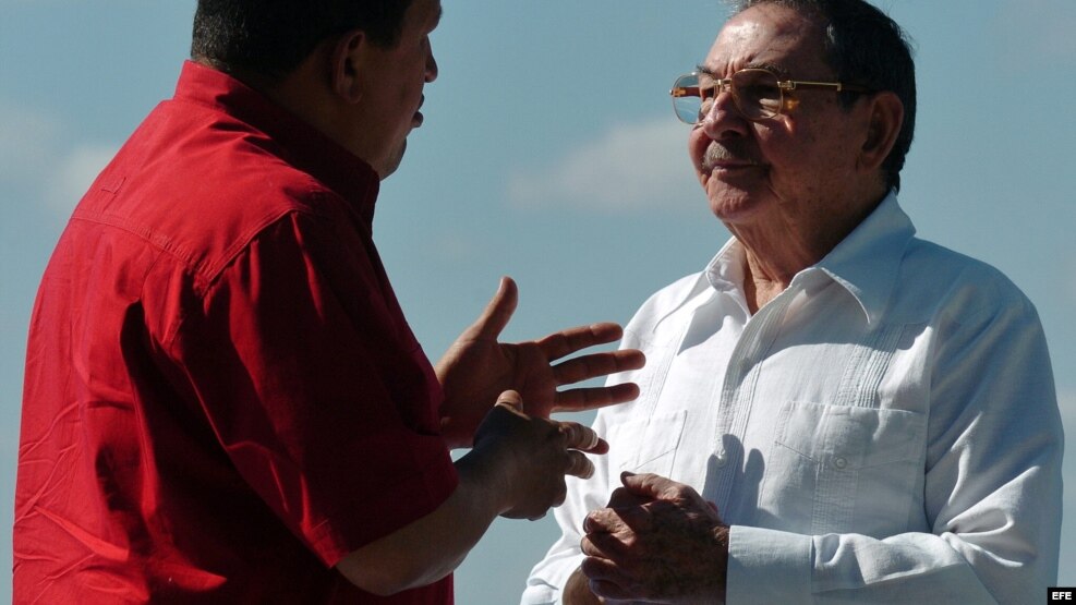 Hugo Chávez (i), y Raúl Castro (d), conversan el 21 de diciembre de 2007 en la IV Cumbre de Petrocaribe, celebrada en Cienfuegos.