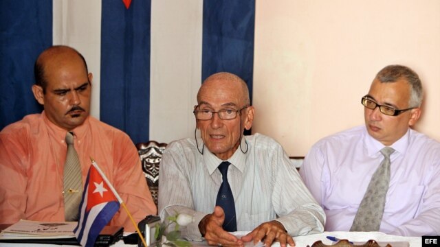 Los opositores cubanos Héctor Maseda (c), Roberto Díaz Vázquez (d) y Frank Ernesto Carranza (i) hablan durante una rueda de prensa en La Habana (Cuba). 