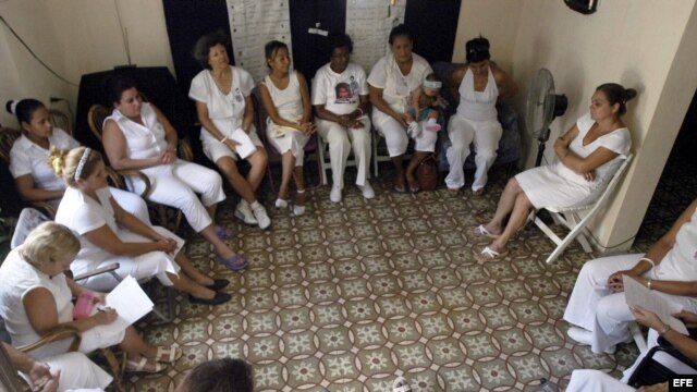 Damas de Blanco durante  un Té Literario en Habana