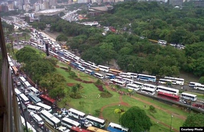 Caracas se llenó de autobuses costeados por PDVSA para la "marea roja" de Maduro. Foto Iván Arteaga, El Nacional