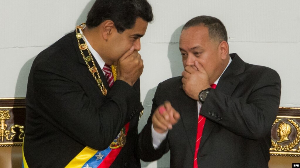 Diosdado Cabello (izq.), número dos del gobernante Partido Socialista Unido de Venezuela, es uno de los sancionados. (Archivo)