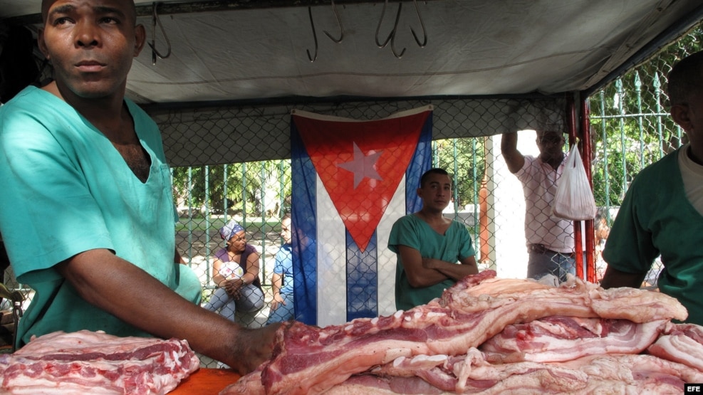 Una venta de carne de cerdo, el puerco asado es componente principal de la cena de fin de año de los cubanos.