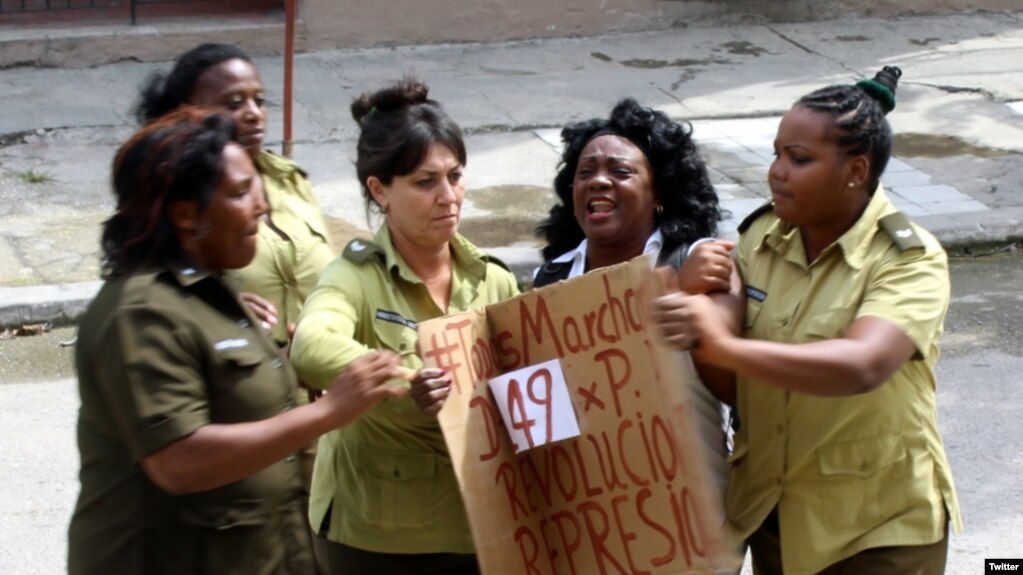 Domingo represivo nÃºmero 149 contra las Damas de Blanco en La Habana, Cuba. (Foto: Angel Moya)