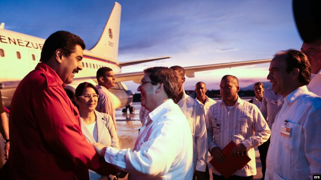Nicolás Maduro en 2013 a su llegada a Santiago de Cuba, recibido por el canciller Bruno Rodríguez y el embajador de Cuba en Venezuela, Rogelio Polanco. Foto Archivo.