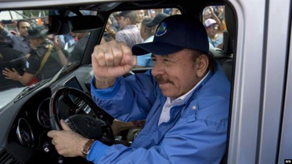 Daniel Ortega saluda a simpatizantes del partido Frente Sandinista de Liberación Nacional (FSLN)
