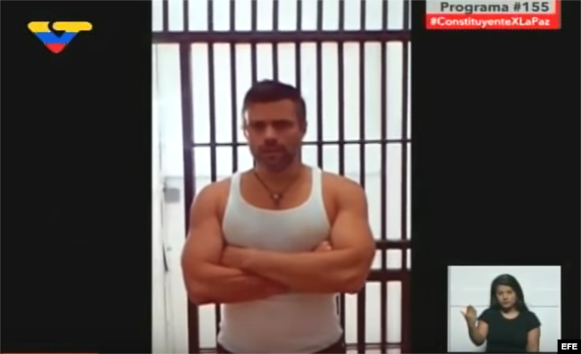El gobierno venezolano divulgó la noche de este miércoles un video como prueba de vida del líder opositor Leopoldo López, grabado en su celda, ante rumores difundidos en las redes sociales de que había muerto.