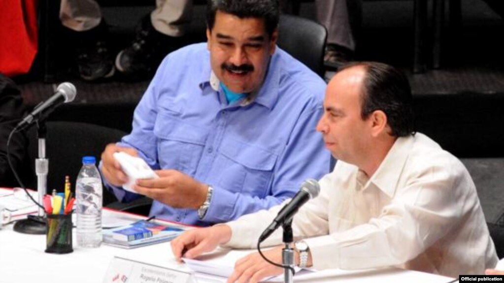 Nicolás Maduro (I), presidente de la República Bolivariana de Venezuela, conversa con Rogelio Polanco (D), embajador de Cuba en ese país.