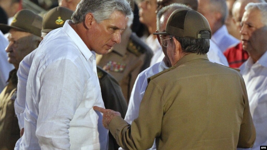  RaÃºl Castro (d), conversa con el primer vicepresidente, Miguel Diaz-Canel. Foto Archivo