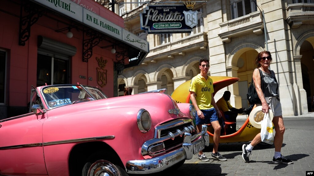 Turistas pasan frente al Floridita, en La Habana. 
