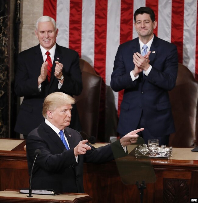 Trump, acompañado por el vicepresidente Mike Pence (i) y el presidente de la Cámara de Representantes Paul Ryan (d).