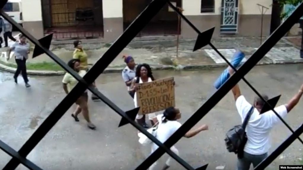 Damas de Blanco son arrestadas el domingo 19 de agosto en La Habana (al centro Berta Soler con un cartel a manera de protesta). 