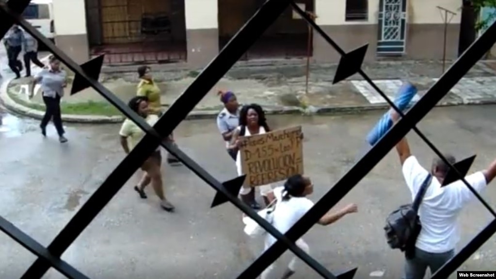 Damas de Blanco son arrestadas el domingo 19 de agosto en La Habana (al centro berta Soler con un cartel a manera de protesta). Archivo.