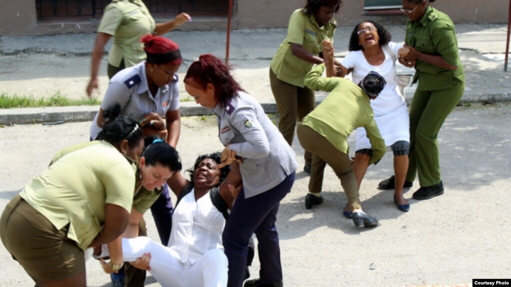 Agentes de la Seguridad del Estado arrestan a Damas de Blanco este domingo, 24 de junio, en La Habana.