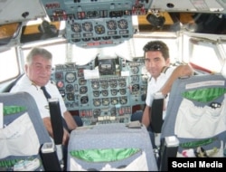 El comandante de vuelos de Cubana Ovidio Martínez López (izq).