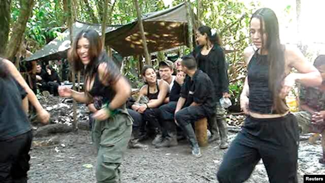 A la derecha, la guerrillera Tanja Nijmeijer baila en un campamento de las FARC.