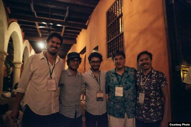 Juan Camilo Cruz (c) junto con Gael García Bernal (2do izq) y otros colegas durante el Hay Festival de Cartagena (cortesía Ambulante).