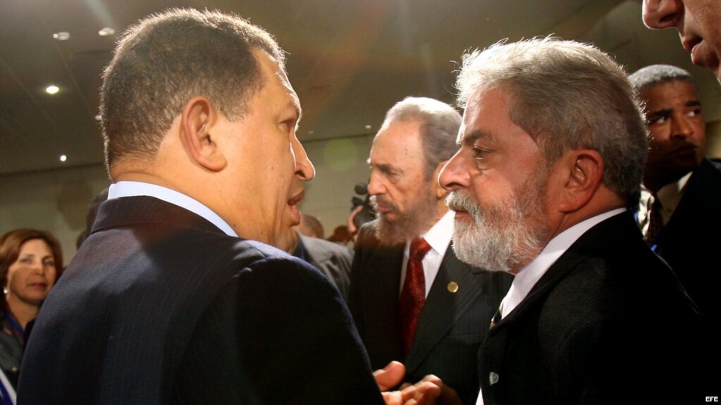 Hugo Chávez (izq) Luiz Inácio Lula da Silva (der) y Fidel Castro (c) en Córdoba, en Argentina.