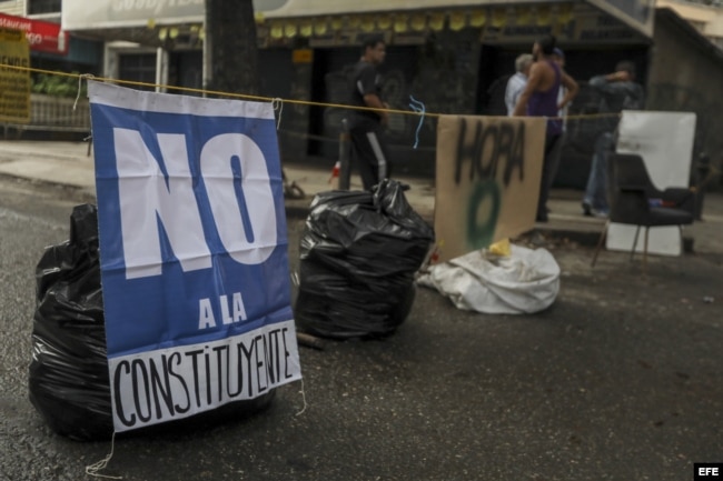 Un grupo de manifestantes cierra una avenida en Caracas durante el paro general convocado por la oposición.