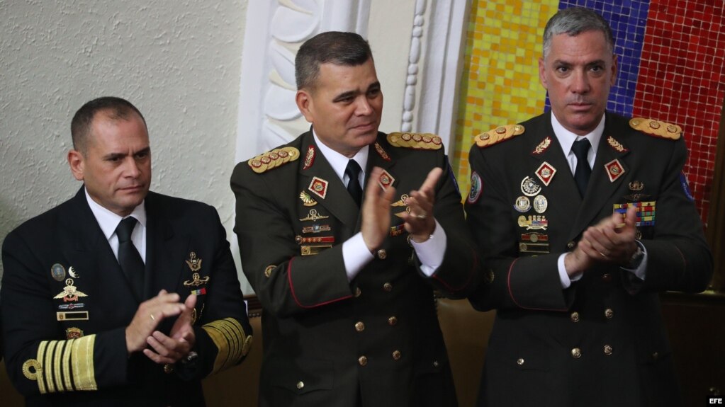 El ministro venezolano de Defensa, Vladimir Padrino Lopez (c), asiste a la juramentación de Nicolás Maduro.