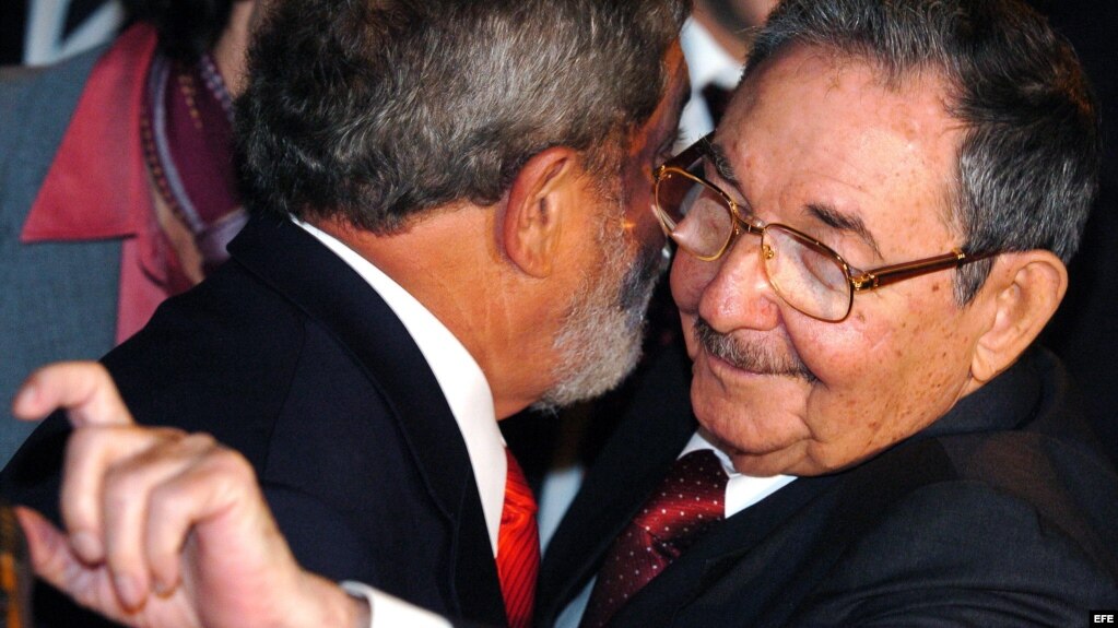 Raúl Castro (d), conversa con el mandatario brasileño, Luiz Inácio Lula Da Silva (i), 15 de enero de 2008 en de La Habana (Cuba).