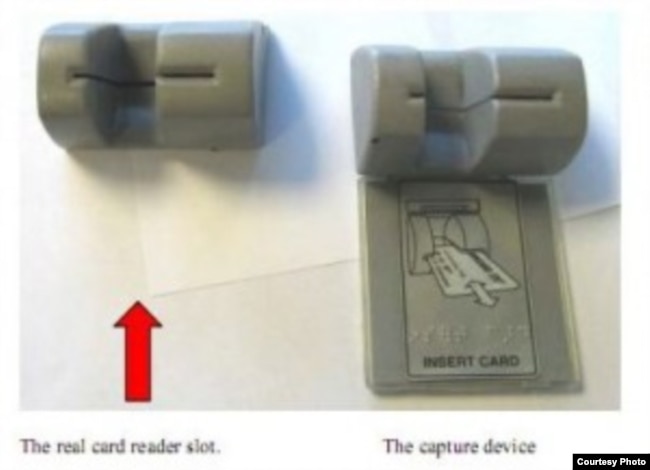 El uso de un "skimmer" o colador acoplado a un lector de tarjetas de crédito permite robar su número y clave