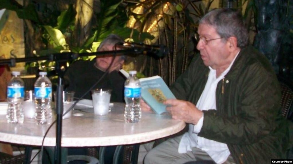 José "Pepe" Triana, dramaturgo cubano fallecido a los 81 años de edad en París, el domingo 4 de marzo de 2018, lee poesía en Miami.(Foto Archivo, Cortesía J. Gálvez)