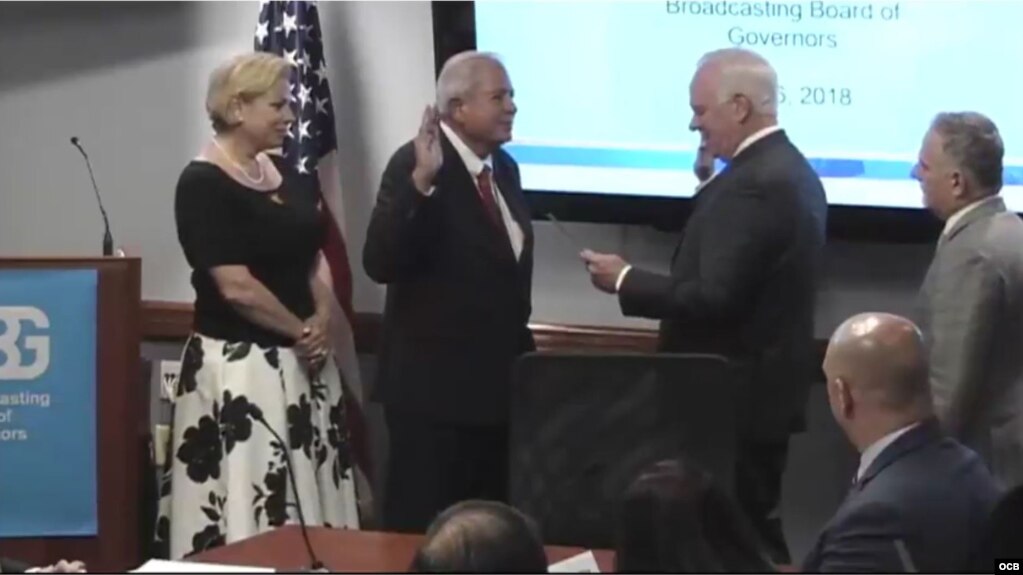 Tomás Regalado jura como nuevo director de la Oficina de Transmisiones a Cuba.
