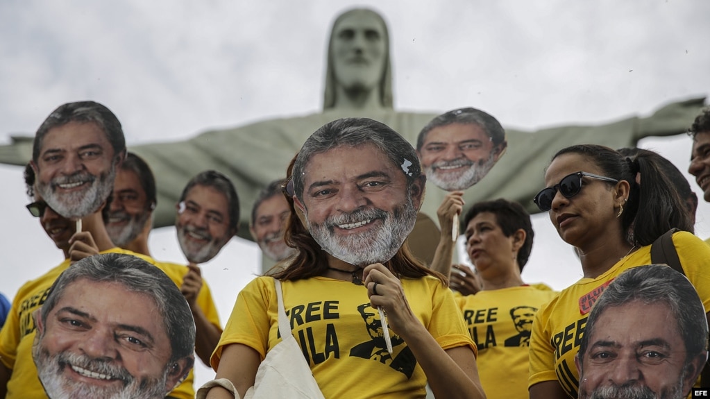 Manifestantes, seguidores de Luiz InÃ¡cio Lula da Silva, usan mÃ¡scaras con el rostro del del expresidente brasileÃ±o.