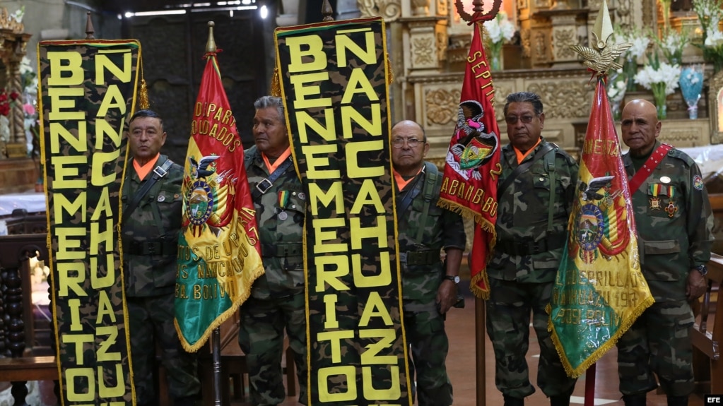 Soldados bolivianos que vencieron al "Che" Guevara conmemoran a sus caídos