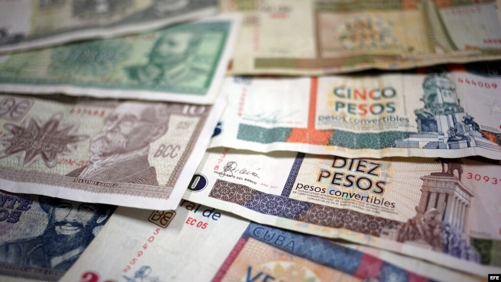 Vista de algunos billetes cubanos, unos de CUP (i) y otros de CUC (d).