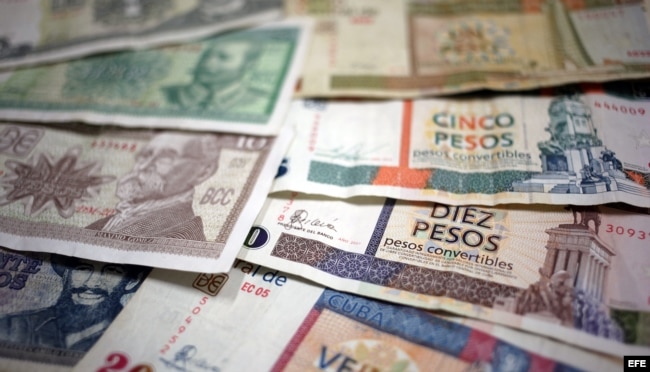 Vista de algunos billetes cubanos, unos de CUP (i) y otros de CUC (d).