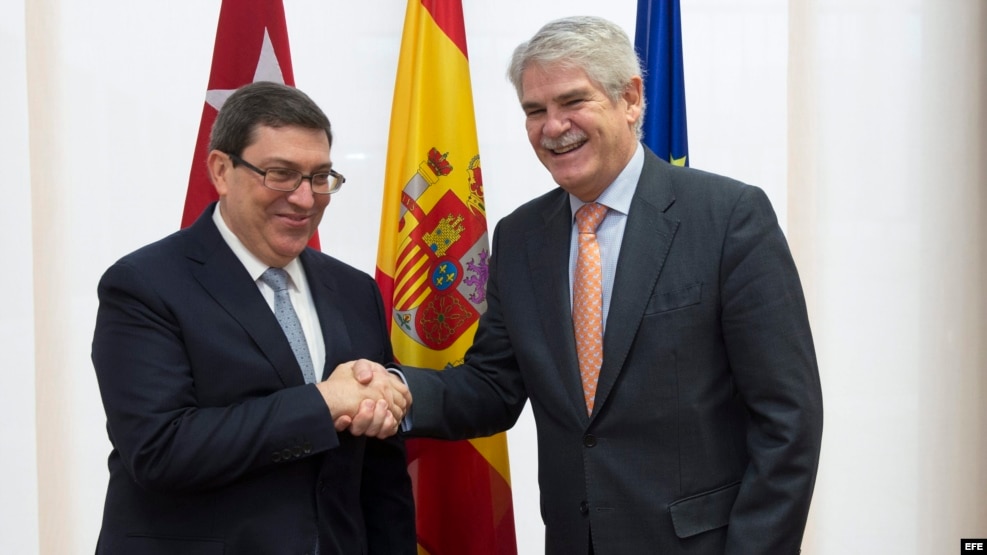 El ministro cubano de Exteriores, Bruno Rodríguez (i), se reunió con el ministro español de Exteriores, Alfonso Dastis (d), en Bruselas (Bélgica) el 12 de diciembre de 2016.