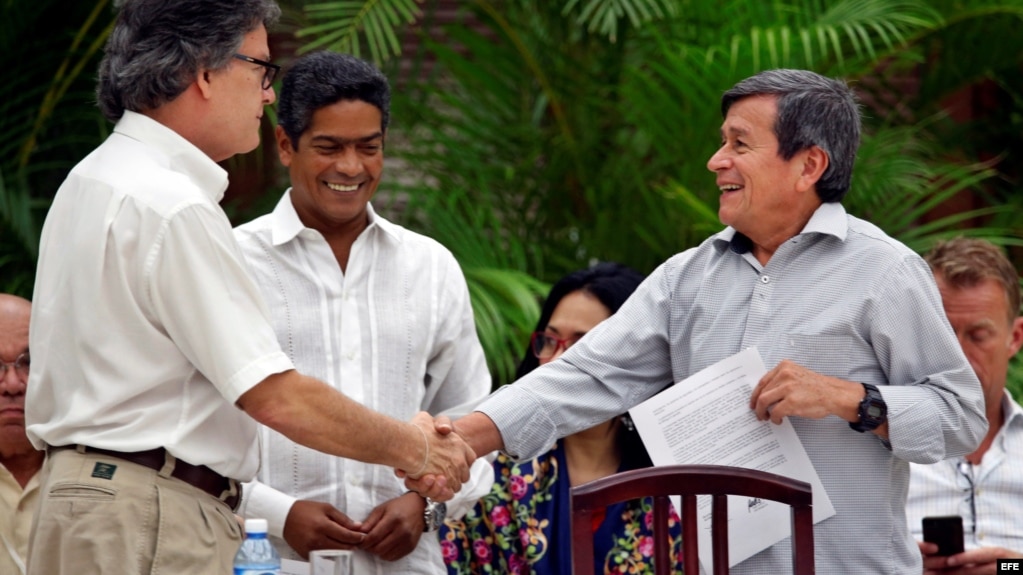 El jefe negociador del gobierno colombiano, Gustavo Bell (i), estrecha la mano del comandante del ELN Israel Ramírez Pineda (d), alias Pablo Beltrán, en La Habana.