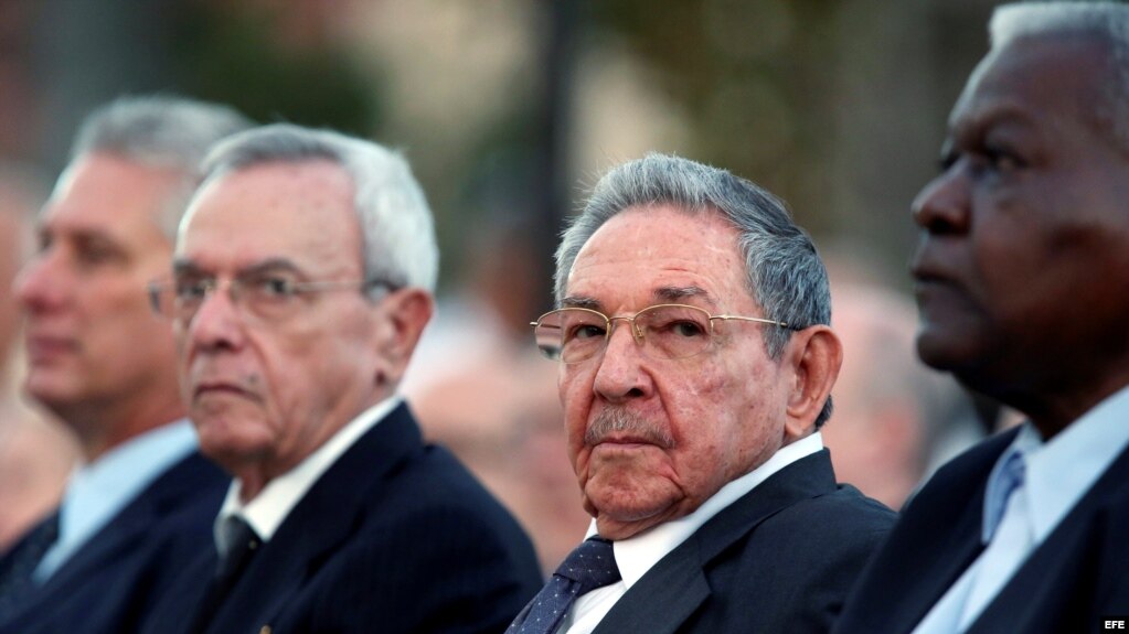Raúl Castro asiste a la inauguración de la estatua de José Martí.